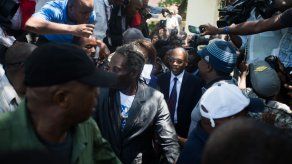 Expresidente haitiano Aristide sale ileso de atentado a tiros de su caravana