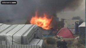 Arde durante el desalojo gran parte del campamento de Calais