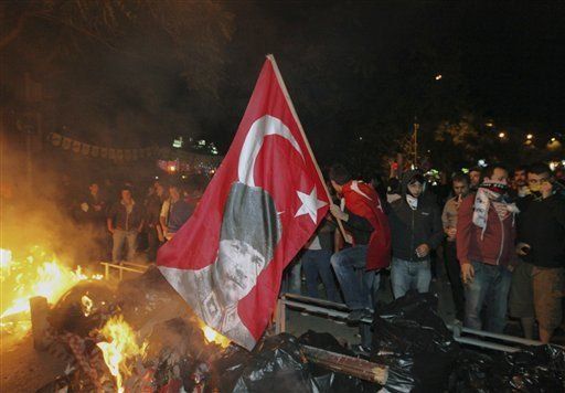 Manifestantes chocan en Turquía; Erdogan retador