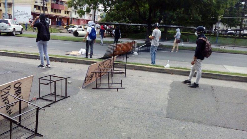Universitarios se enfrentan a antimontines en protesta contra decreto 130