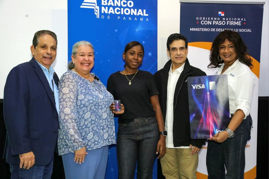 Estudiantes beneficiarios del programa Padrino Empresario. Estudiantes beneficiarios del programa Padrino Empresario. 