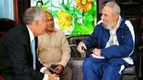 Fidel Castro recibe al presidente de Portugal