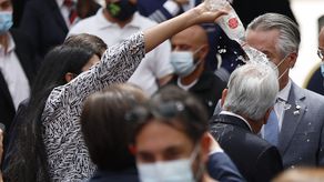 Momento en el que una mujer tira agua al presidente de Chile, Sebastián Piñera.