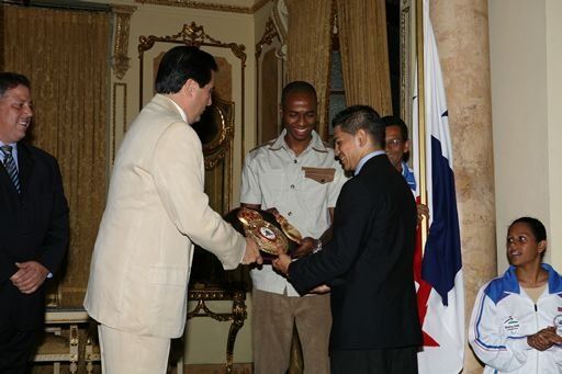 Presidente otorga reconocimientos a atletas panameños