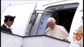 Benedicto XVI recorre Madrid en papamóvil jalado por miles