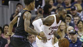 LeBron e Irving lideran victoria de Cavs ante Suns