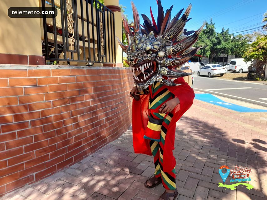 Luis Aguilar, de 6 años, es uno de los danzantes de Parita.