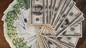 El euro cae ante un dólar revigorizado por comentarios de la Fed