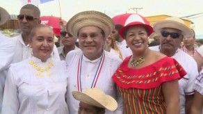 Roberto Durán recibe medalla al mérito Rufina Alfaro