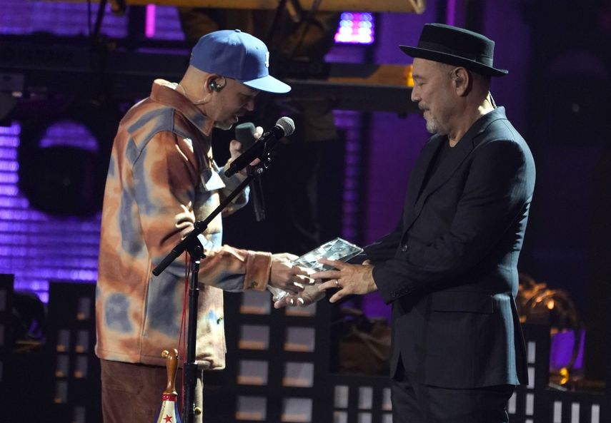 Residente junto a Rubén Blades durante la entrega de los Latin Grammy 2021.