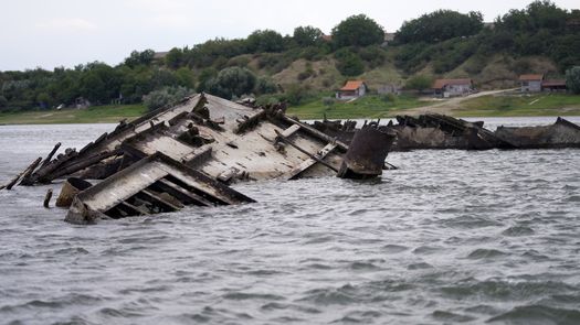 Los expertos dicen que la operación consistirá en retirar el material explosivo de los buques hundidos y luego destruir los cascos en lugar de sacarlos del río Danubio.