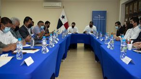 Mesa técnica sobre transporte de carga con representantes de los transportistas y de las navieras.