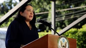 La encargada de negocios de Estados Unidos en El Salvador, Jean Manes.