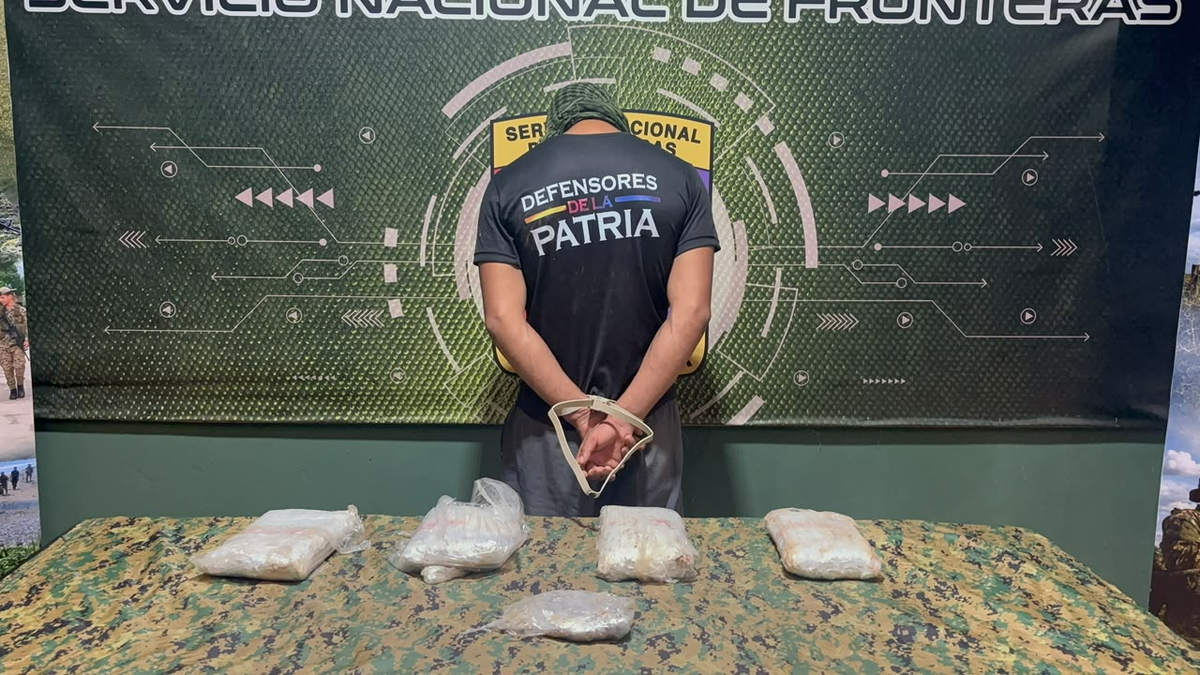 Senafront aprehende a joven con cinco paquetes de presunta marihuana Senafront aprehende a joven con cinco paquetes de presunta marihuana