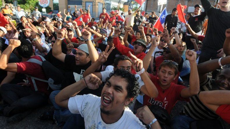Zelayistas bloquean calles y reclaman triunfo en elecciones de Honduras
