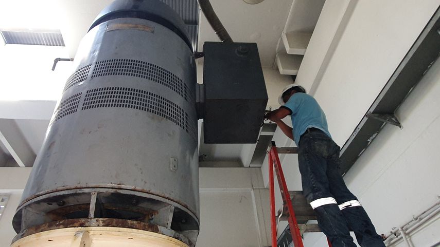 Trabajos de instalación de nuevo motor afectado por una falla eléctrica en la potabilizadora de Chilibre.