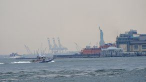 Humo de incendios en el este llega a ambos extremos de EE. UU.
