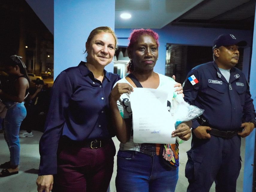 Ministra de Gobierno durante la noticia de la rebaja de pena a privadas de libertad.