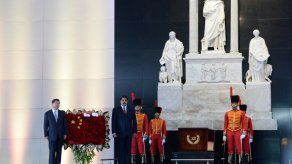 El presidente de China visita la tumba de Hugo Chávez