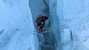 Nepalí bate récord al subir 14 montañas en 189 días