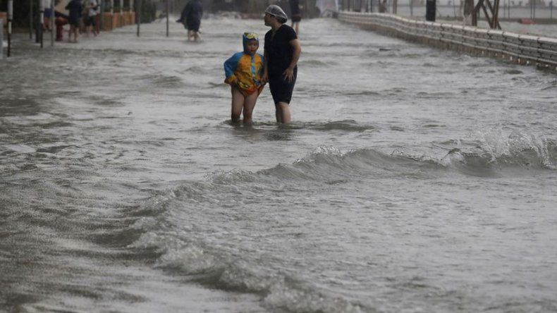 Tifón Mangkhut azota el sur de China; van 36 muertos