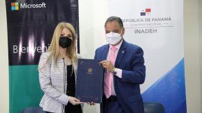 El acuerdo se firmó entre Virgilio Sousa Valdés, director general del Inadeh y Milenne Martin, gerente país de Microsoft Panamá. El acuerdo se firmó entre Virgilio Sousa Valdés, director general del Inadeh y Milenne Martin, gerente país de Microsoft Panamá.