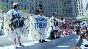 Manifestantes cuelgan cartel anti Trump