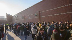 Miles de consumidores en EEUU se entregan al frenesí en el Black Friday