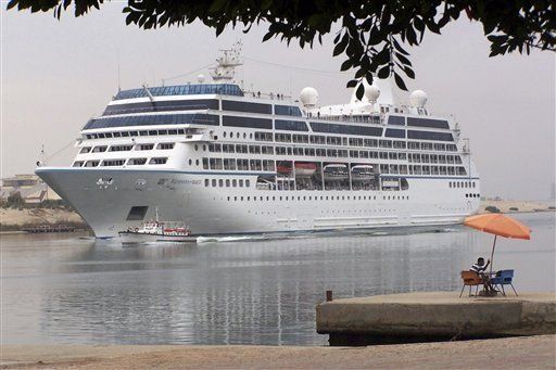 Crucero a la deriva por incendio cerca de Filipinas
