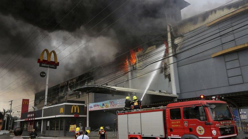 Hallan restos de víctimas tras incendio en Filipinas