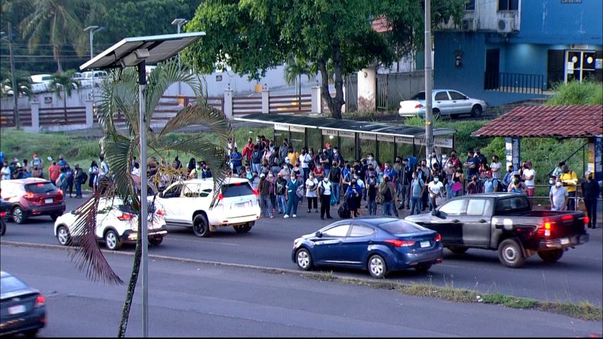 Los transportistas están en paro desde las 4:00 a.m. de este lunes.