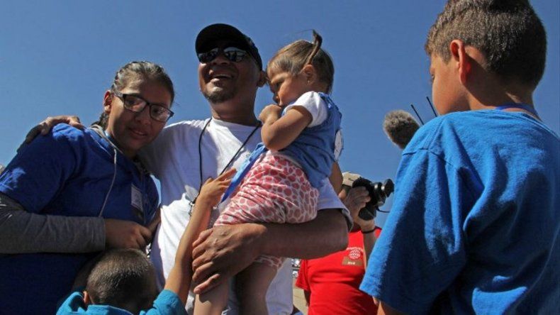 Un abrazo en la frontera México-EEUU, la historia de una familia desgarrada