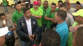 Conductores de buses piratas cerraron vía por operativo de la ATTT Conductores de buses piratas cerraron vía por operativo de la ATTT