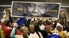 Mandela yace en la capilla ardiente con una camisa marrón estampada