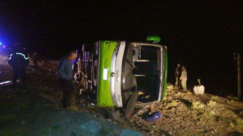 Al menos 19 muertos por vuelco de bus en Argentina