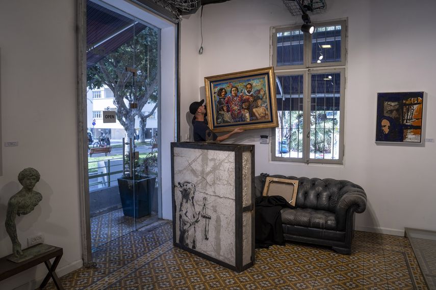 Grafiti de Banksy en Cisjordania reaparece en Tel Aviv