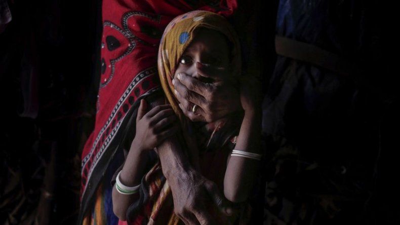 Yemen: La lucha de una madre por salvar a su bebé desnutrido