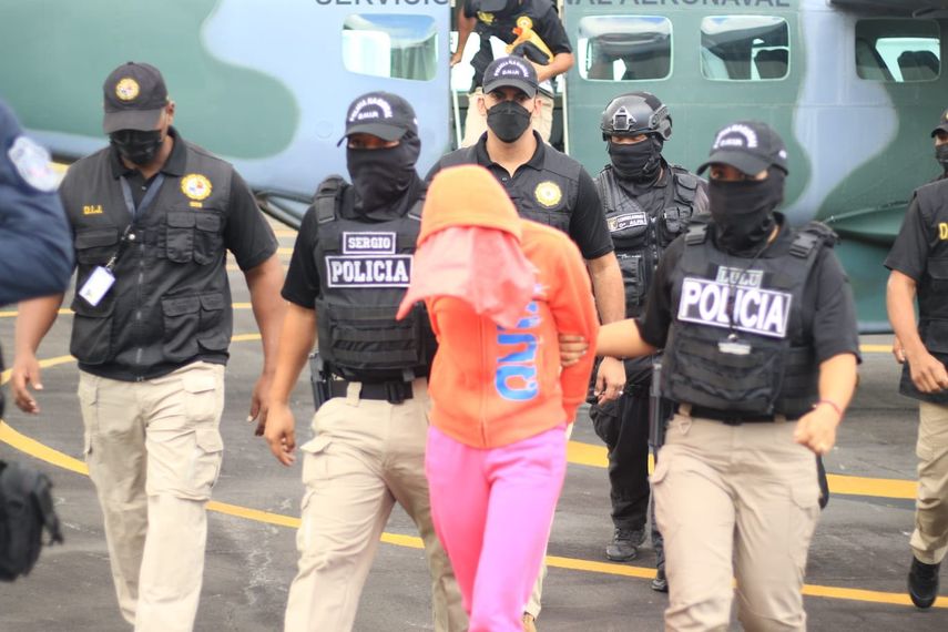 La exfuncionaria fue trasladada en una cápsula de seguridad.