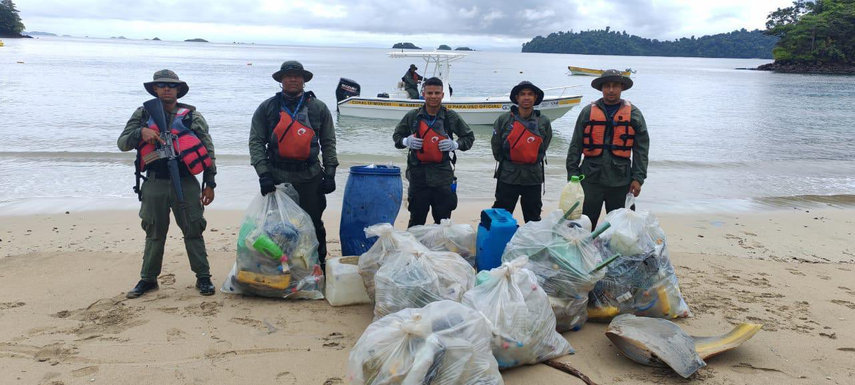 Guardaparques y Policía Ambiental recolectan desechos en Coiba.