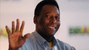 Pelé abandona hospital en silla de ruedas tras operación de cadera