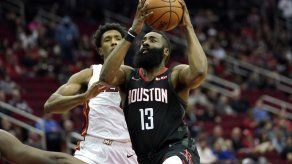 Harden luce; Rockets remontan y ganan 121-118 al Heat