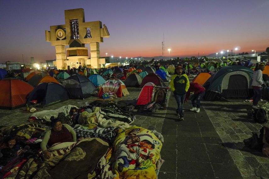 El gobierno de Ciudad de México calcula que unas 3.1 millones de personas han visitado el santuario en los últimos días.