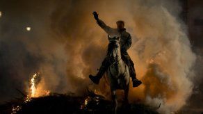 España: ritual de fuego con caballos resiste pese a críticas