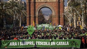 La marcha se realizó menos de un mes después que el Tribunal Supremo de España ratificara una decisión de 2020 por un tribunal menor en Cataluña que falló en favor de una demanda presentada por el gobierno previo conservador contra el departamento de Educación de Cataluña.