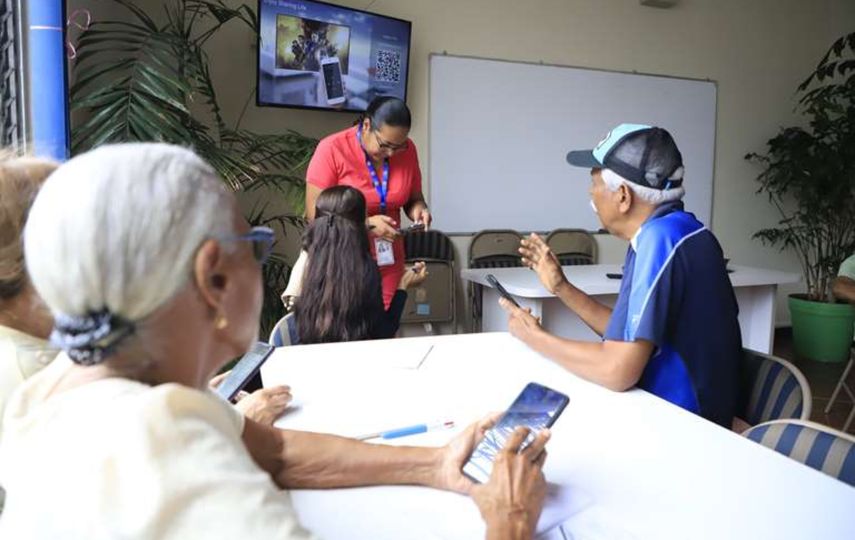 Taller de tecnología a adultos mayores