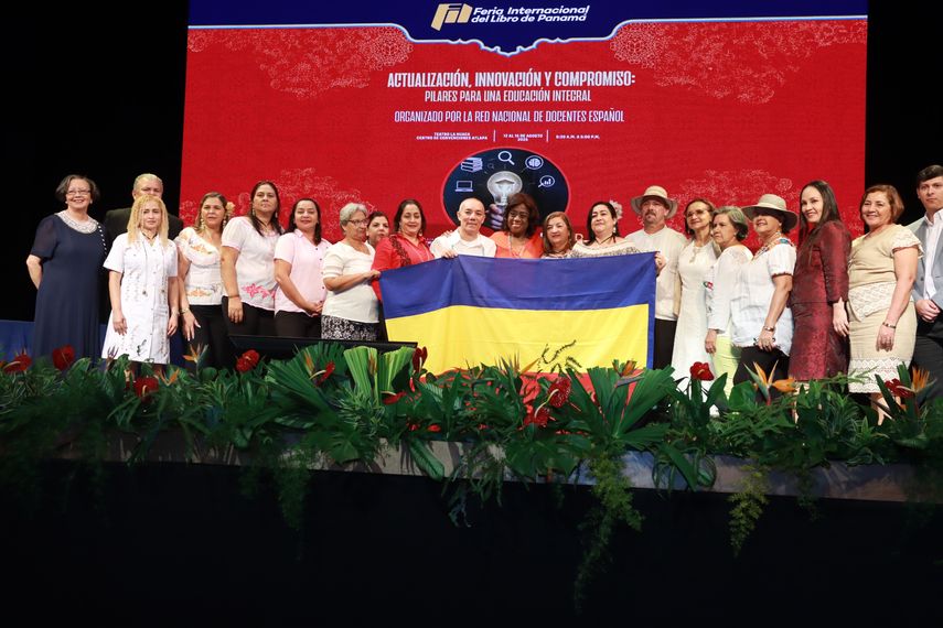 MEDUCA inaugura el congreso con docentes en Español.