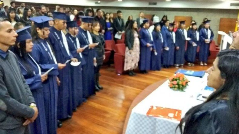 Universidad colombiana gradúa 22 exguerrilleros de las FARC como bachilleres