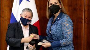 Marlen Piñero, agregada Regional del Departamento de Seguridad Nacional de la Embajada de los Estados Unidos en Panamá y Samira Gozaine, directora del SNM.