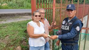 Unidad de la Policía Nacional entregando el dinero a la Señora de Gaitán Unidad de la Policía Nacional entregando el dinero a la Señora de Gaitán