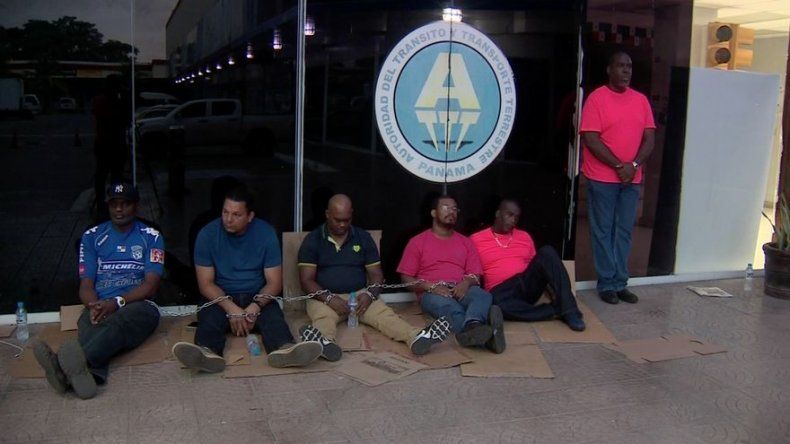 Encadenados y en huelga de hambre permanecen transportistas de Colón, piden certificados